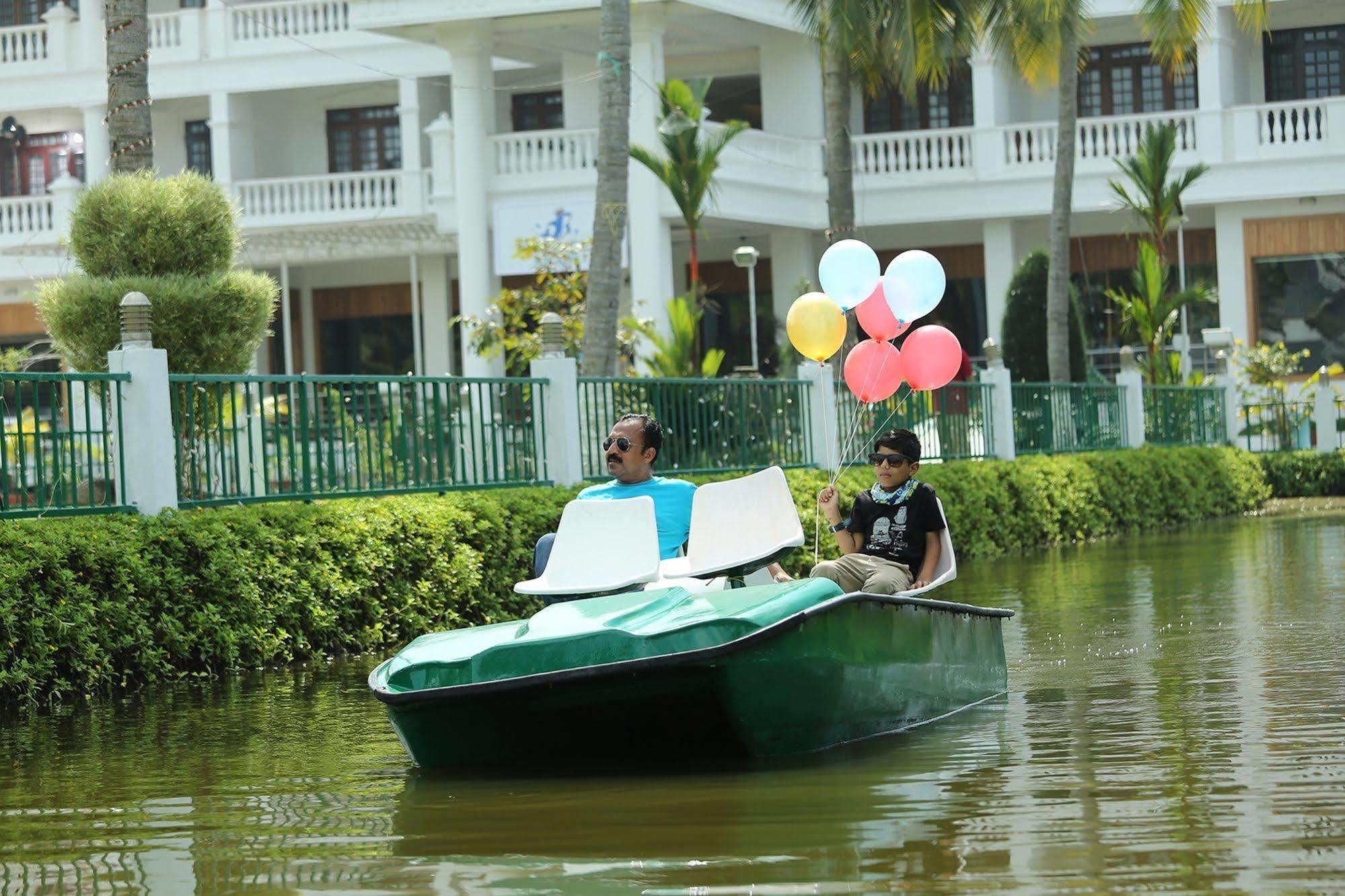Hotel Rustic Leisures Llp Kochi Exterior foto